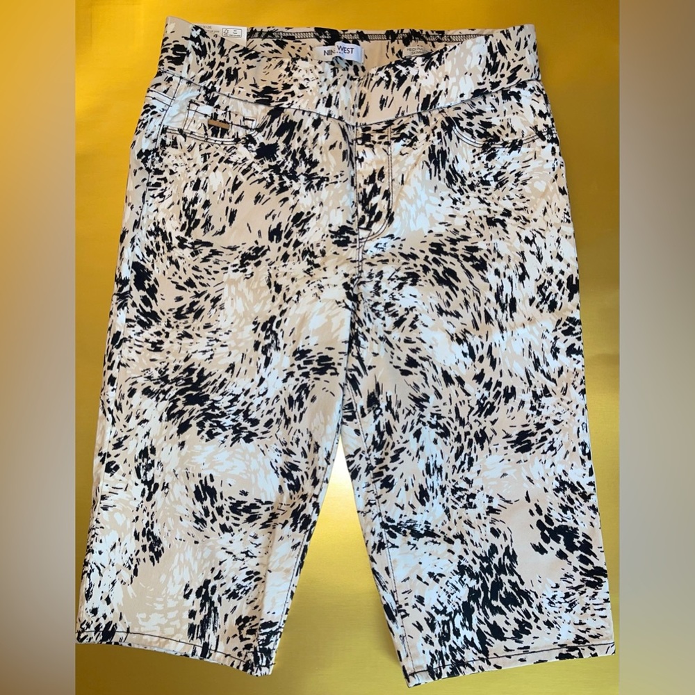 NINE WEST Women's Heidi Yoga Stretch Pull On Shorts {Size:6}